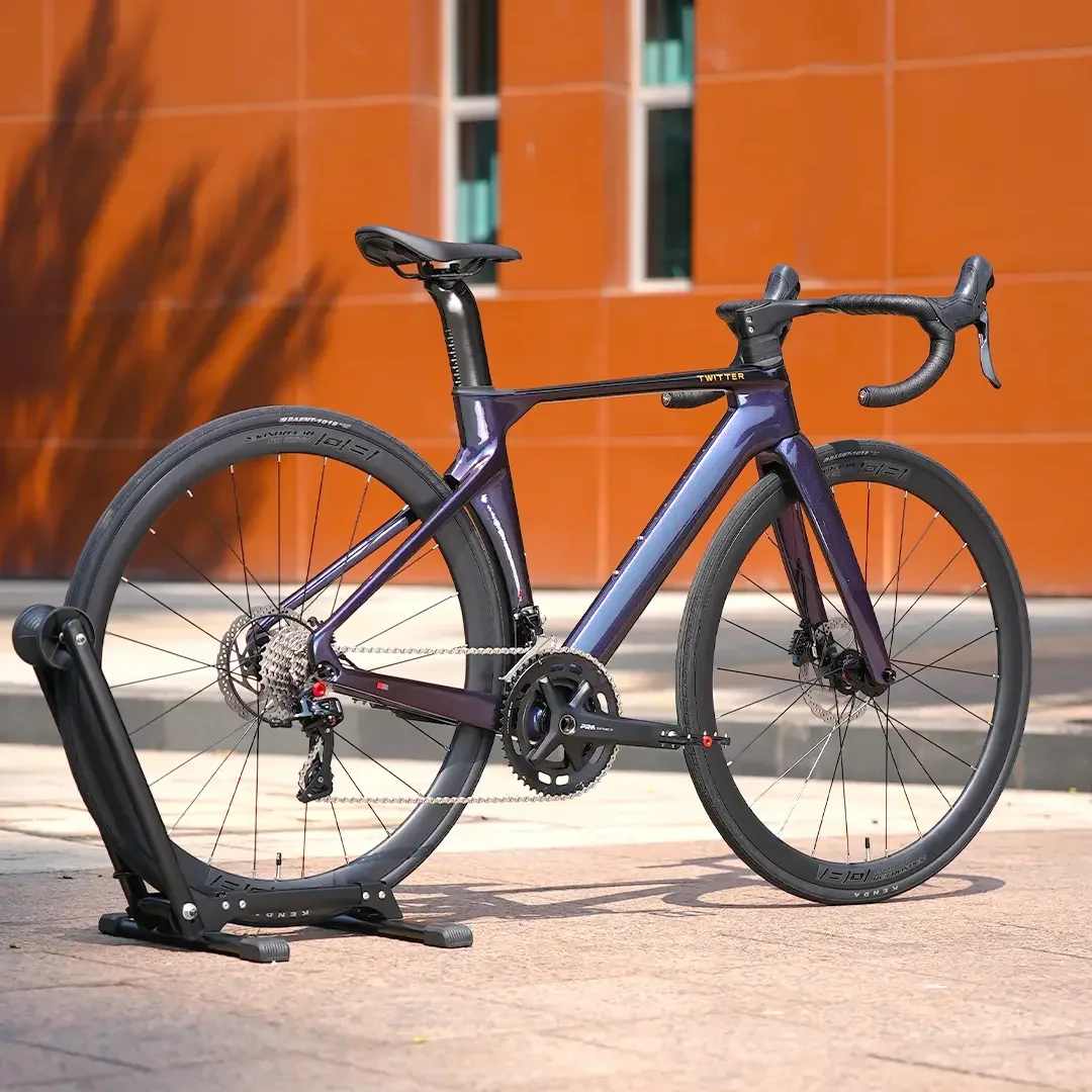 High Modulus T800 Carbon Road Bike with Hydraulic Disc Brakes & 700C Wheels